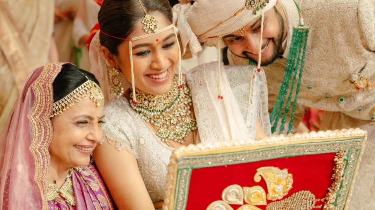 रेवतीच्या सासूबाई म्हणजे सारंग लखानी यांच्या आईचा फोटो आता सोशल मीडियावर व्हायरल होत आहे. रेवतीच्या सासूने पिंक रंगाची सुंदर साडी, त्यावर मोजके दागिने घातलेले दिसले.