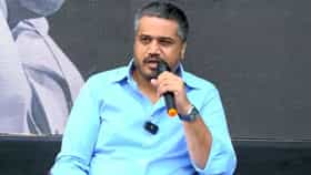 शेतकऱ्यांना सरसकट कर्जमाफी द्या, अन्यथा अन्नत्याग आंदोलन - रोहित पवार.