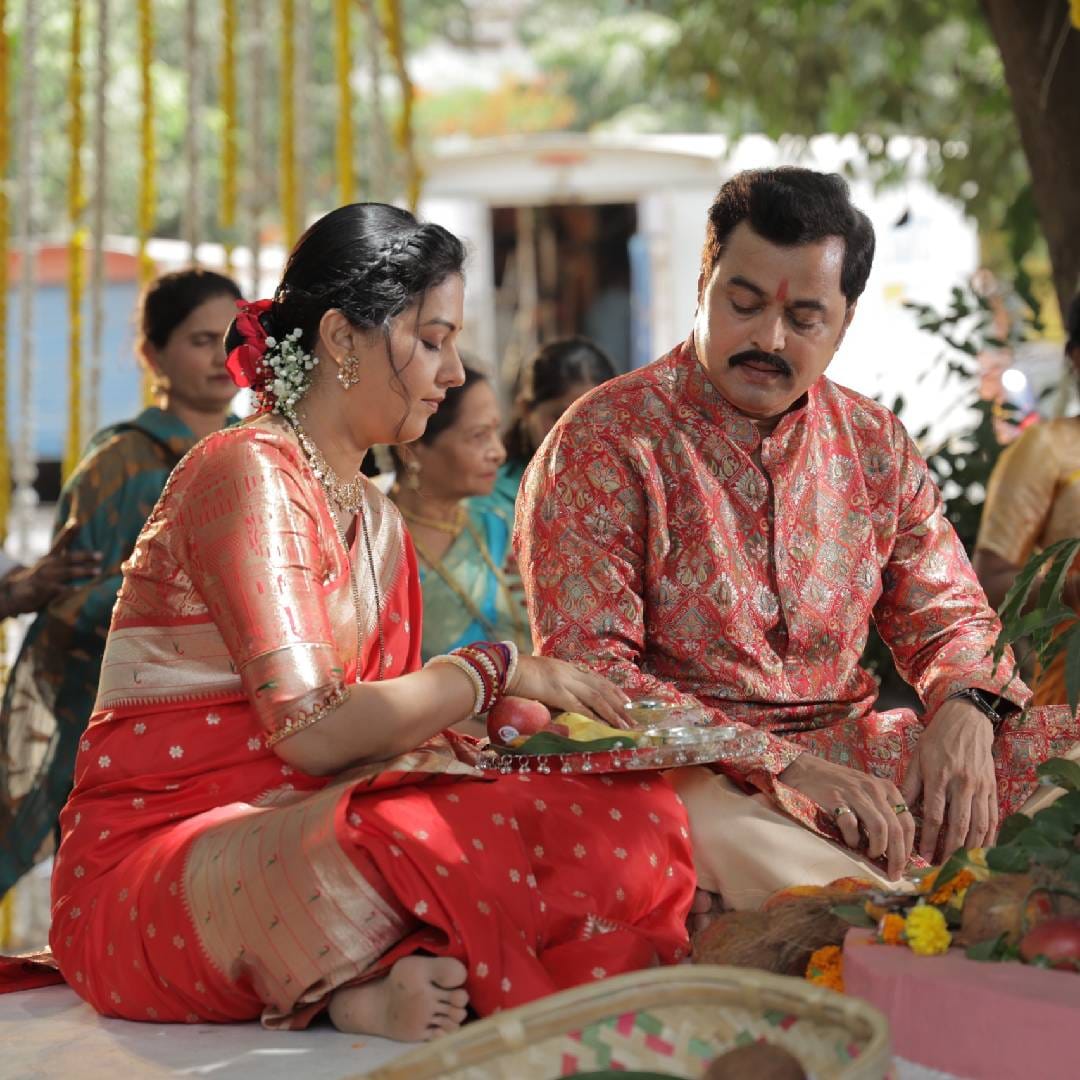 वटपौर्णिमेच्या विशेष प्रसंगाच्या चित्रीकरणाबद्दल सांगताना तेजश्री प्रधान म्हणाली, "मालिकेत ज्या महत्त्वाच्या टप्प्याची प्रेक्षक आतुरतेने वाट पाहत होते आणि त्याचसोबत पावसाचीही आपण सगळे वाट पाहत होतो. या दोन्ही गोष्टी एकत्र येणं म्हणजे जणू दुग्धशर्करा योगच होता. सामान्यतः पावसात शूटिंग करताना चिखल, साडी खराब होणं किंवा इलेक्ट्रिकल उपकरणांमुळे तंत्रज्ञांना होणाऱ्या अडचणी अशा अनेक गोष्टींची काळजी घ्यावी लागते. पण यावेळी मुंबईतल्या पहिल्या पावसामुळे सेटवरील प्रत्येकजण आनंदी होता आणि सगळे उत्साहाने काम करत होते."
