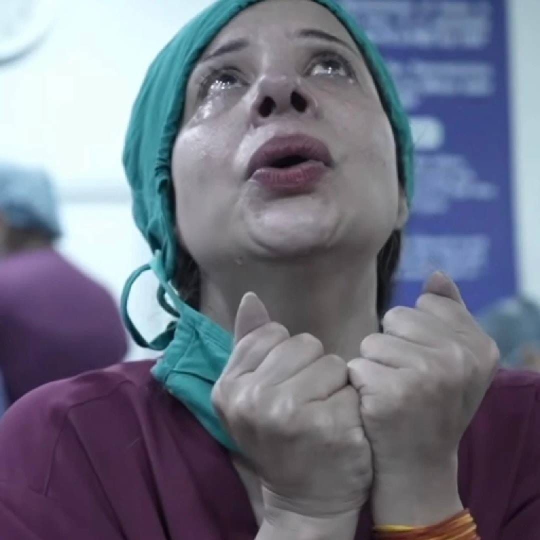'यावर्षाची दिवाळी खूपच लवकर आली आहे. लक्ष्मी आणि गणेश या दोघांचंही आमच्या घरी आगमन झालं आहे. आमचं मन कृतज्ञतेनं परिपूर्ण आहे. हर हर महादेव', अशा शब्दांत तिने भावना व्यक्त केल्या आहेत. तिच्या या पोस्टवर नेटकऱ्यांनी आणि सेलिब्रिटींनी शुभेच्छांचा वर्षाव केला आहे. 
