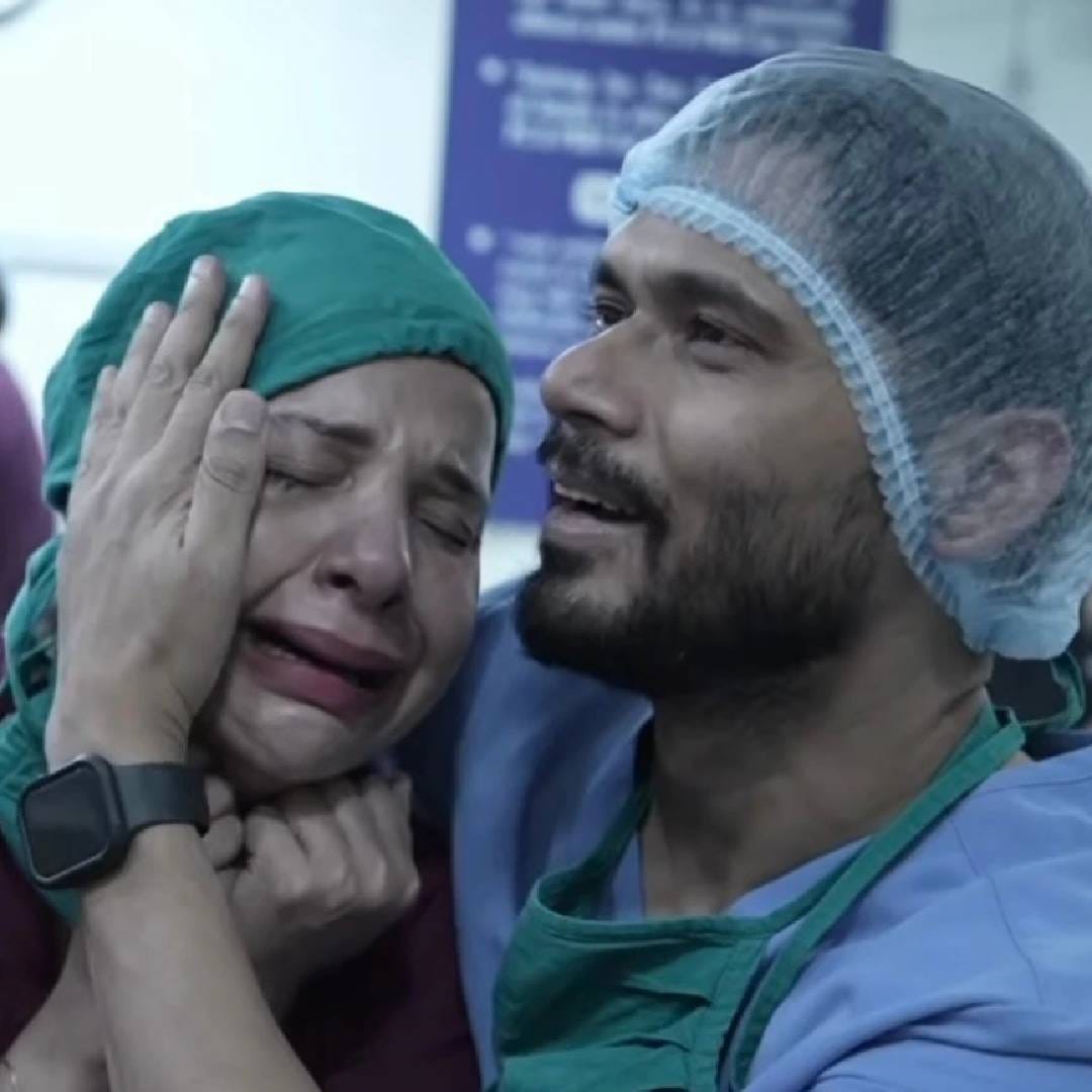 अनेकदा आयव्हीएफ अयशस्वी ठरल्यानंतर आणि गर्भपातानंतर अखेर प्रसिद्ध टीव्ही आणि भोजपुरी अभिनेत्री संभावना सेठला मातृत्वाचं सुख प्राप्त झालं आहे. संभावनाने सरोगसीद्वारे जुळ्या मुलांची आई झाल्याची गोड बातमी चाहत्यांना सांगितली आहे. लग्नाच्या 10 वर्षांनंतर तिच्या घरात पाळणा हलला आहे. संभावना सेठ आणि अविनाश द्विवेदी हे लग्नाच्या 10 वर्षांनंतर एक मुलगा आणि एका मुलीचे पालक बनले आहेत. 
