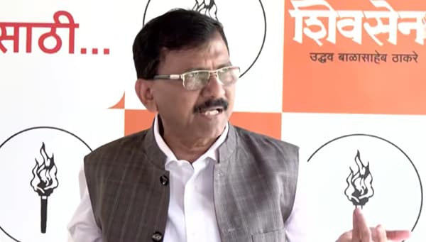 ठाकरे गटाचे खासदार खरोखरच शिंदे गटात जाणार? संजय राऊतांनी संपवला सगळा सस्पेन्स, म्हणाले पायघड्या घातल्या तरी...
