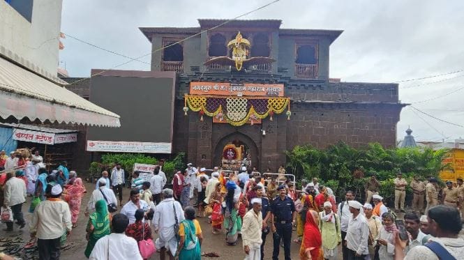  मानाची पहिली आरती संत अनगडशा बाबा यांच्या दर्ग्यात होणार असून पालखी पुढे पंढरपुरा च्या दिशेने मार्गस्थ होणार आहे. संस्थानाने प्रसिद्ध केलेल्या कार्यक्रम पत्रिकेनुसार यंदाच्या पालखी सोहळ्यासाठी तीन प्रमुख विश्वस्तांची निवड करण्यात आली आहे. 
