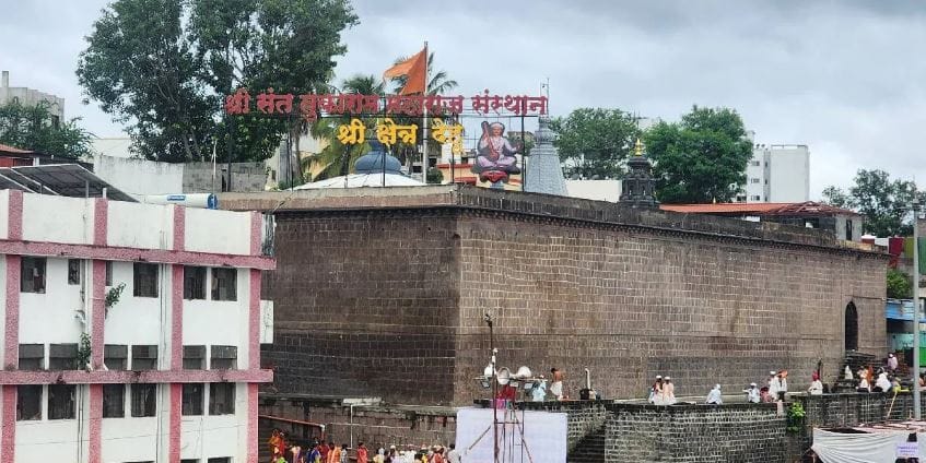 त्यामध्ये ह.भ.प. विक्रमसिंह उमराज मोरे, ह.भ.प. उमेश सुरेश मोरे आणि ह.भ.प. लक्ष्मण दत्तात्रय मोरे यांचा समावेश आहे. यंदाच्या पालखी रथासाठी संस्थानतर्फे नवीन व्यवस्था करण्यात येत आहे.