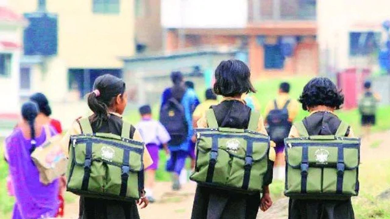शाळेमधून येत होता विचित्र आवाज, जमीन खोदताच विद्या