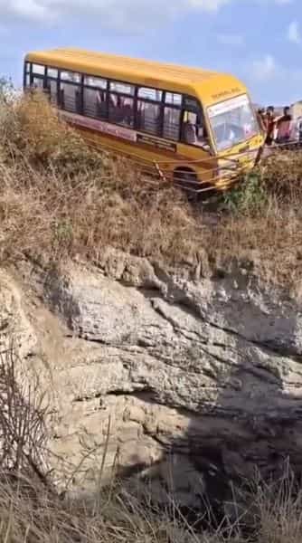 काही दिवसांपूर्वी सोलापूरच्या माळशिरस तालुक्यातील म्हसवड-पंढरपूर मार्गावर तांदूळवाडी गावाजवळ भीषण अपघात झाला. या अपघातात 8 जणांचा मृत्यू झाला. प्रवासी बसलेले पिकअप थेट पाण्याने भरलेल्या विहिरीत पडल्याने ही दुर्दैवी घटना घडली.