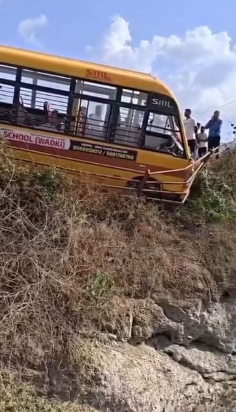 बस विहिरीत कोसळण्यापूर्वीच अडकल्याने मोठी जीवितहानी टळली आहे. घटनेनंतर स्थानिक नागरिकांनी आणि मदतकार्य करणाऱ्या व्यक्तींनी तातडीने घटनास्थळी धाव घेत विद्यार्थ्यांना सुरक्षित बाहेर काढले. 