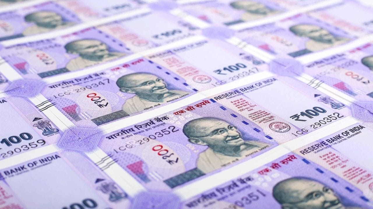 3 - एक व्यक्ती या योजनेत कमाल ३० लाख रुपयांपर्यंत पैसे लावू शकतो. म्हणजे पती आणि पत्नी मिळून ६० लाख रुपये गुंतवू शकता. जर तुम्ही या स्कीममध्ये जोडीदारासोबत मिळून २५ लाख रुपये गुंतवले असतील तर तर तीन महिन्याला तुम्हाला तगडे व्याज मिळेल. आता पाहूयात महिना किती कमाई होईल. 