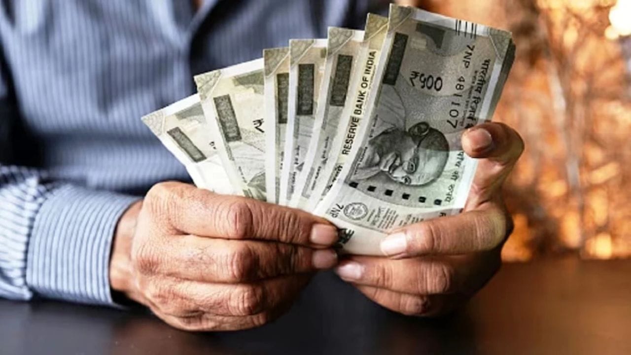 2 - ही योजना पोस्‍ट ऑफिस अंतर्गत  संचालित केली जाते. यात शेअर बाजाराच्या चढ उताराची कोणतीही रिस्क नसते. तुम्हाला खात्रीशीर व्याज मिळते आणि वेळोवेळी पैसे खात्यात जमा होतात. तसेच तुम्ही करसवलतीचा देखील लाभ घेऊ शकतो. 