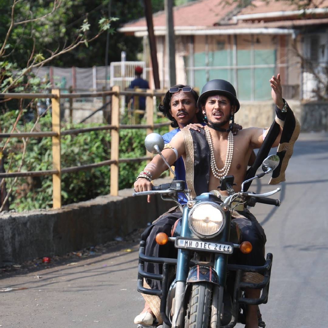 नयनरम्य लोकेशन्स.. नवी जोडी आणि नवी लव्हस्टोरी असा तिहेरी योग जुळून आल्यामुळे प्रेक्षकांमध्ये या मालिकेविषयी कमालीची उत्सुकता आहे. या मालिकेत शाल्व सूर्या तांडेल ही व्यक्तिरेखा साकारत आहे. नाखवा कुटुंबातील सूर्या हा घरातल्या प्रत्येकाचा लाडका, जबाबदार आणि कष्टाळू मुलगा आहे.