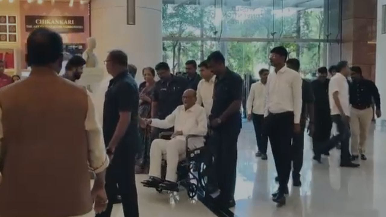 रेवती सुळे आणि सारंग लखानी यांच्या लग्नाची धामधूम सुरू आहे. पाहुणे पोहोचले असून लगबग सुरू आहे. या लग्नाला शरद पवार यांनीही हजेरी लावली. 
