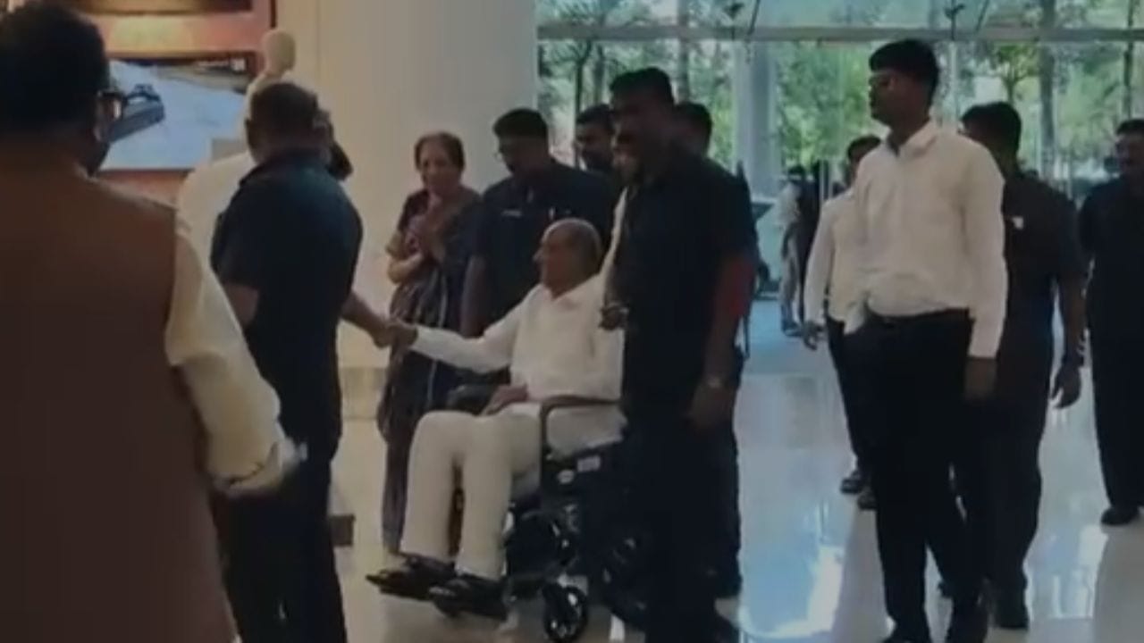 गेल्या काही काळापासून शरद पवार यांची तब्ब्येत तितकीशी बरी नाहीये. त्यामुळे आजच्या विवाहसोहळ्याला ते व्हीलचेअरवरून हजर झाले होते.  