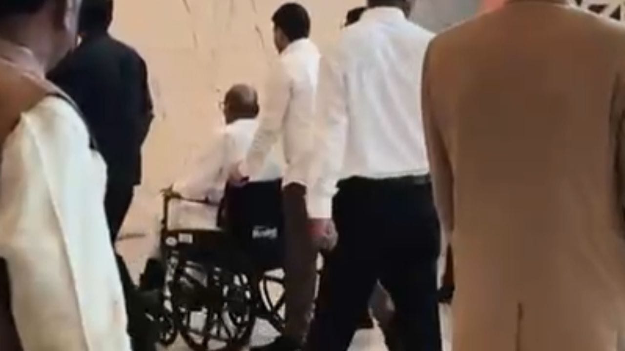 रेवती सुळे यांच्या लग्नातील काही फोटो आता समोर आले आहेत, यात शरद पवार हे व्हीलचेअरवरून विवाहस्थळी दाखल झाल्याचे समोर आले आहे. 