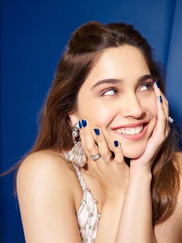 'मुंज्या' फेम अभिनेत्री शर्वरी वाघ हिच्या हॉट आणि बोल्ड लूकवर चाहते फिदा झाले आहेत. सध्या अभिनेत्रीचे फोटो सोशल मीडियावर तुफान व्हायरल होत आहे. कोणत्याही लूकमध्ये अभिनेत्री ग्लॅमरस दिसते. आता देखील अभिनेत्रीचे काही फोटो तुफान व्हायरल होत आहेत.