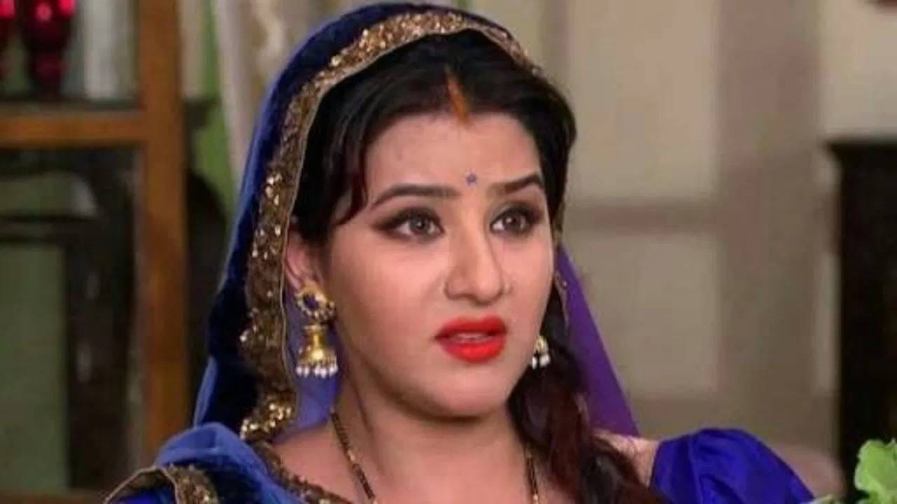 मीडिया रिपोर्ट्सनुसार, शिल्पा शिंदेची एकूण संपत्ती 18 ते 33 कोटींच्या दरम्यान आहे. अभिनयाव्यतिरिक्त, शिल्पा शिंदे रिॲलिटी शोज आणि ब्रँड एंडोर्समेंटमधूनही चांगली कमाई करते. ती 'बिग बॉस 11' या सीझनची विजेती देखील होती, ज्यासाठी तिला मोठी रक्कम मिळाली होती.