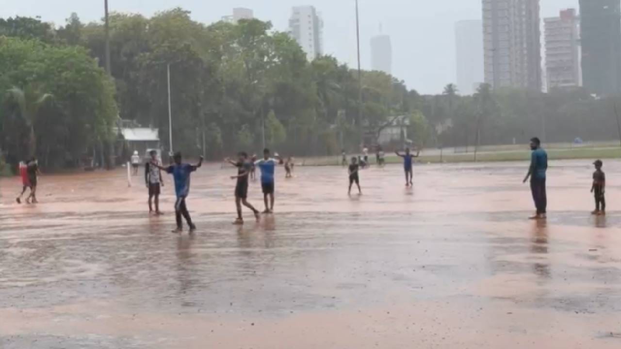 अचानक सुरू झालेल्या या मुसळधार पावसामुळे रस्त्यांवर पाण्याचे साम्राज्य निर्माण झाले असून, चाकरमान्यांची चांगलीच तारांबळ उडाली आहे. पावसामुळे या परिसरातील वाहतूक अत्यंत धीम्या गतीने सुरू आहे. धुवांधार पावसामुळे दिवसाच काळोख निर्माण झाला होता. पावसामुळे उकाड्यापासून नागरिकांना दिलासा मिळाला असून सुखद गारव्यामुळे वातावरणही प्रसन्न झालं होतं.