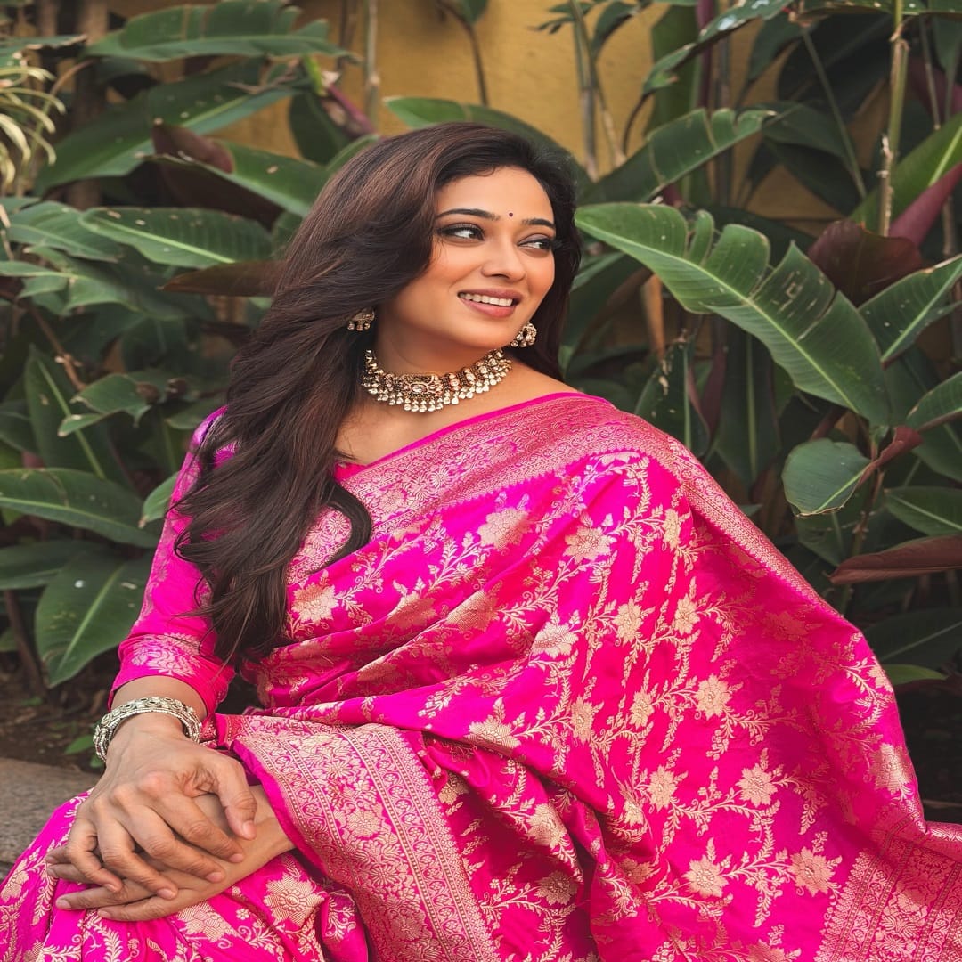  अभिनेत्री वयाच्या 43 व्या वर्षी देखील चाहत्यांना फॅशन गोल्स देत असते. श्वेता हिच्या फोटोवर कमेंट करत एक नेटकरी म्हणाला, 'सुंदर अती सुंदर...', तर अनेकांनी सुंदर अशी कमेंट केली आहे, तर काहींनी 'एव्हरग्रीन सौंदर्य...' अशी कमेंट केली आहे. 