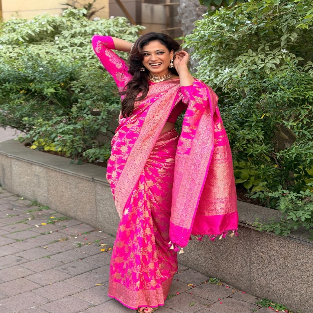  गुलाबी रंगाच्या बनारसी साडीत श्वेता हिने खास फोटोशूट केलं आहे. सध्या सर्वत्र श्वेता हिच्या फोटोंची चर्चा रंगली आहे. चाहत्यांना देखील अभिनेत्रीचा लूक प्रचंड आवडलेला आहे... अनेकांनी कमेंट करत श्वेता हिचं कौतुक देखील केलं आहे.