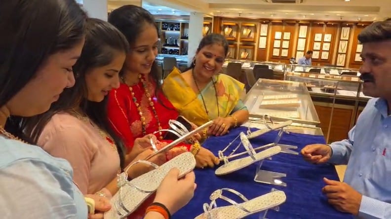 पिंपरी-चिंचवडच्या संतोषनगर भागातील सचिन बारणे कुटुंबीयांनी अधिक मासानिमित्त तीन जोडी खास चांदीची पादत्राणे तयार करून घेतली आहेत. ही पादत्राणे त्यांनी त्यांची मुलगी आणि सूनेला भेट दिली आहेत.