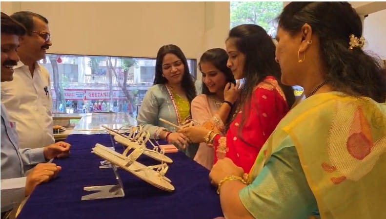 अधिक मासाच्या निमित्ताने मुलींना तसेच जावयाला जेवायला बोलावून त्यांना सोन्या-चांदीचा दागिना भेट देण्याची परंपरा आजही पाळली जाते. अनेकदा मुलींना चांदीचे पैंजण किंवा जोडवे देण्याची परंपरा असते. मात्र, बारणे कुटुंबियांनी या प्रथेला छेद दिला आहे.