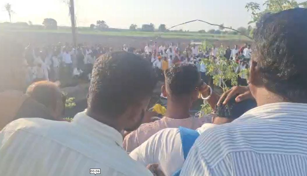 सोलापूरच्या माळशीरस येथे धक्कादायक घटना घडली आहे. माळशीरस येथे रस्त्याच्या लोकांनी भरलेले पिकअप रस्त्याच्या बाजूला असलेल्या विहिरीत पडले आहे. या अपघातात तब्बल 8 जणांचा जागीच मृत्यू झाला आहे. ही घटना समोर आल्यानंतर एकच खळबळ उडाली आहे.