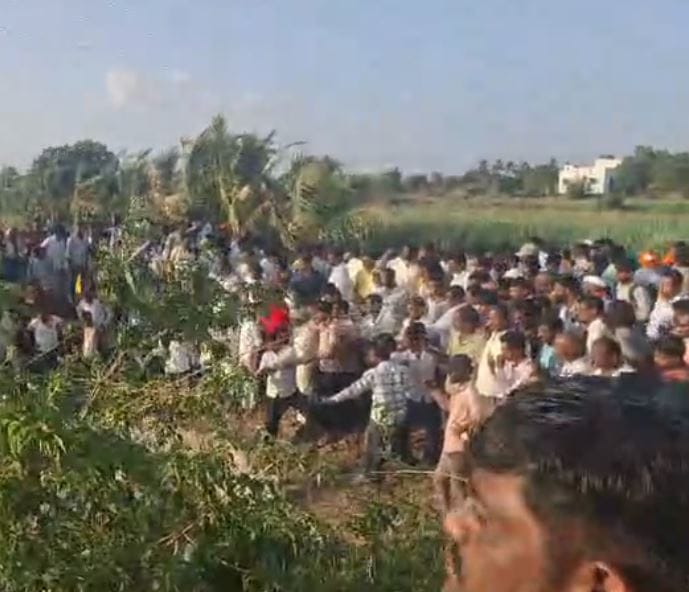 मिळालेल्या प्राथमिक माहितीनुसार ज्या विहिरीत पिकअप पडले आहे, ती विहीर पाण्याने भरलेली होती. पिकअप थेट विहिरीत गेल्याने नाका-तोंडात पाणी गेल्याने एकूण 8 जणांचा मृत्यू झाला आहे. मृतांच्या कुटुंबीयांसाठी कशी मदत करता येईल, यासाठी प्रयत्न केला जाईल, असे तेथील लोकप्रतिनीधींनी सांगितले आहे.