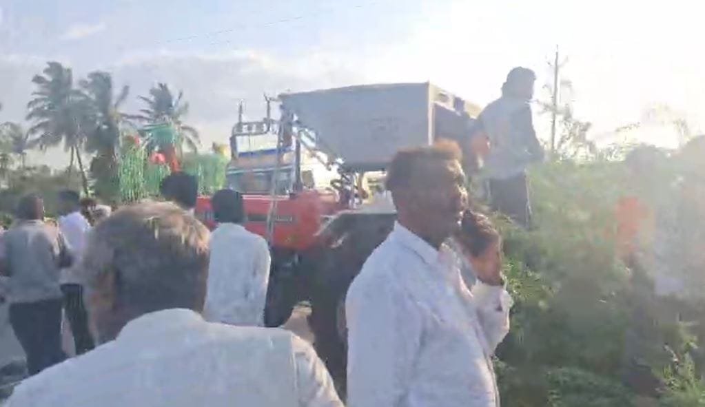सोलापूरचे पालकमंत्री जयकुमार गोरे म्हणाले की ही खूपच दुर्दैवी घटना आहे. मी यंत्रणेकडून सगळी माहिती घडली आहे. ही घटना खूप गंभीर आहे. अपघाताचे नेमके कारण स्पष्ट झालेले नाही. विहिरीला कठडे आहेत की नाही, याची माहिती मी घेत आहे. परंतु खूप अगोदरची ही विहीर आहे, अशी माहिती मला मिळाली आहे.
