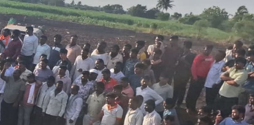 दरम्यान, ही घटना घडल्यानंतर लोकांनी युद्धपातळीवर बचावकार्य करण्याचा प्रयत्न केला. मिळालेल्या माहितीनुसार ही विहीर मुख्य रस्त्याच्या बाजूलाच आहे. त्यामुळे चालकाचे वाहनावरील नियंत्रण सुटल्याने हा अपघात झाला असावा, असा अंदाज व्यक्त केला जातोय.