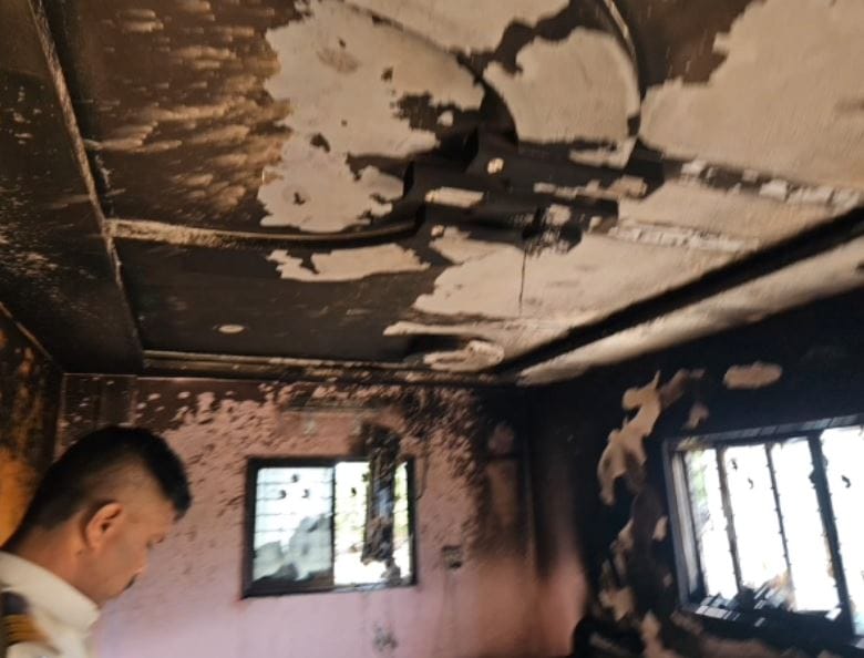सोलापुरातील सांगोला तालुक्यात पाचेगाव येथे नलवडे कुटुंबाचे घरच पेटवून दिले आहे. मुलांनी प्रेम प्रकरणातून विवाह केल्याने मुलीच्या कुटुंबीयांकडूून मुलाचे घर पेटवून देण्यात आले आहे. तसा आरोप मुलाच्या कुटुंबीयांनी केला आहे. 