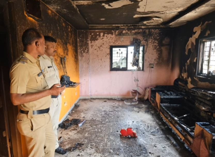 सांगोला तालुक्यातील पाचेगाव खुर्द येथे ही घटना घडली आहे. आरोपांनुसार पाचेगाव खुर्द येथील अरविंद मिसाळ यांनी  धोंडीराम नलावडे यांचे घर पेटवून दिले आहे. संजय नलवडे आणि वैष्णवी मिसाळ यांनी काही दिवसापूर्वी प्रेमविवाह केला होता.