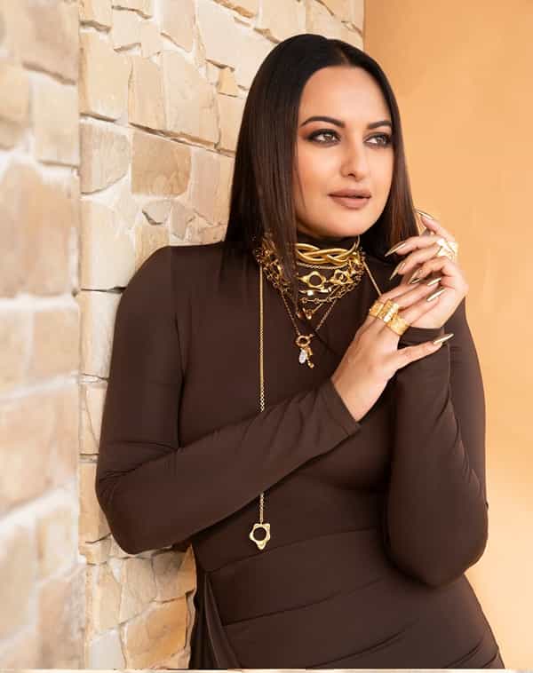 अभिनेत्री सोनाक्षी सिन्हा गेल्या काही दिवसांपासून तिच्या प्रोफेशनल आयुष्यामुळे नाही तर, खसागी आयुष्यामुळे चर्चेत असते. आता देखील सोनाक्षी तिच्या काही खासगी फोटोंमुळे चर्चेत असते. सध्या सोशल मीडियावर तिचे काही फोटो तुफान व्हायरल होत आहेत.