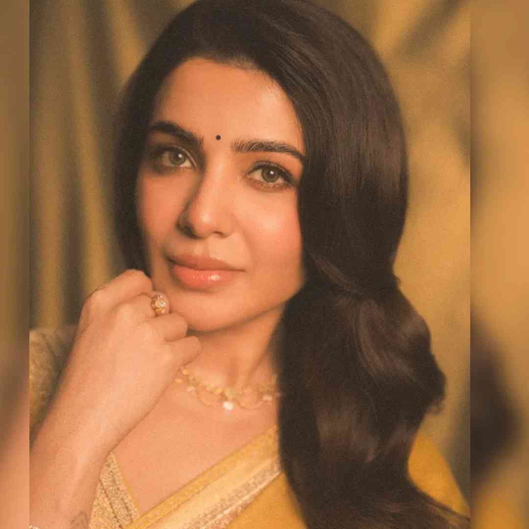 समांथाची ही साडी लज्जो ब्रांडची आहे. लाइम ग्रीन रंगाची साडी ऑर्गेंजा फॅब्रिकने तयार केली आहे. मरोडी एम्ब्रॉयडरी त्यावर आहे. पदरावर फ्लोरल मोटिफ्स आणि बॉर्डरवर गोटा वर्क आहे. ब्रांडच्या वेबसाइटनुसार, या साडीची किंमत 79,900 रुपये आहे.