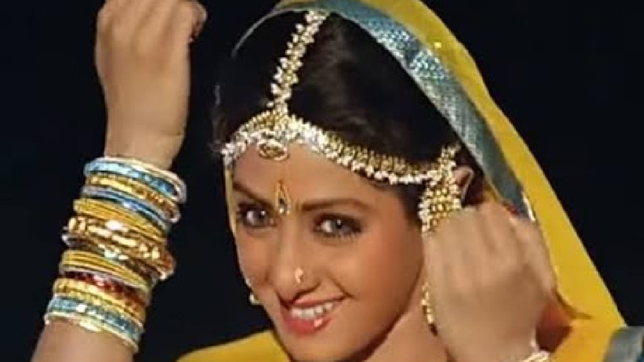 विशेषतः तरुणींमध्ये हे गाणे आजही तितकेच लोकप्रिय आहे. अनेकांना माहीत नसलेली बाब म्हणजे या गाण्याची मुळे राजस्थानच्या लोकसंस्कृतीत रुजलेली आहेत. राजस्थानातील बंजारा समाजाच्या लोकपरंपरा आणि लोकगीतांपासून प्रेरणा घेऊन या गाण्याची निर्मिती करण्यात आली होती.
