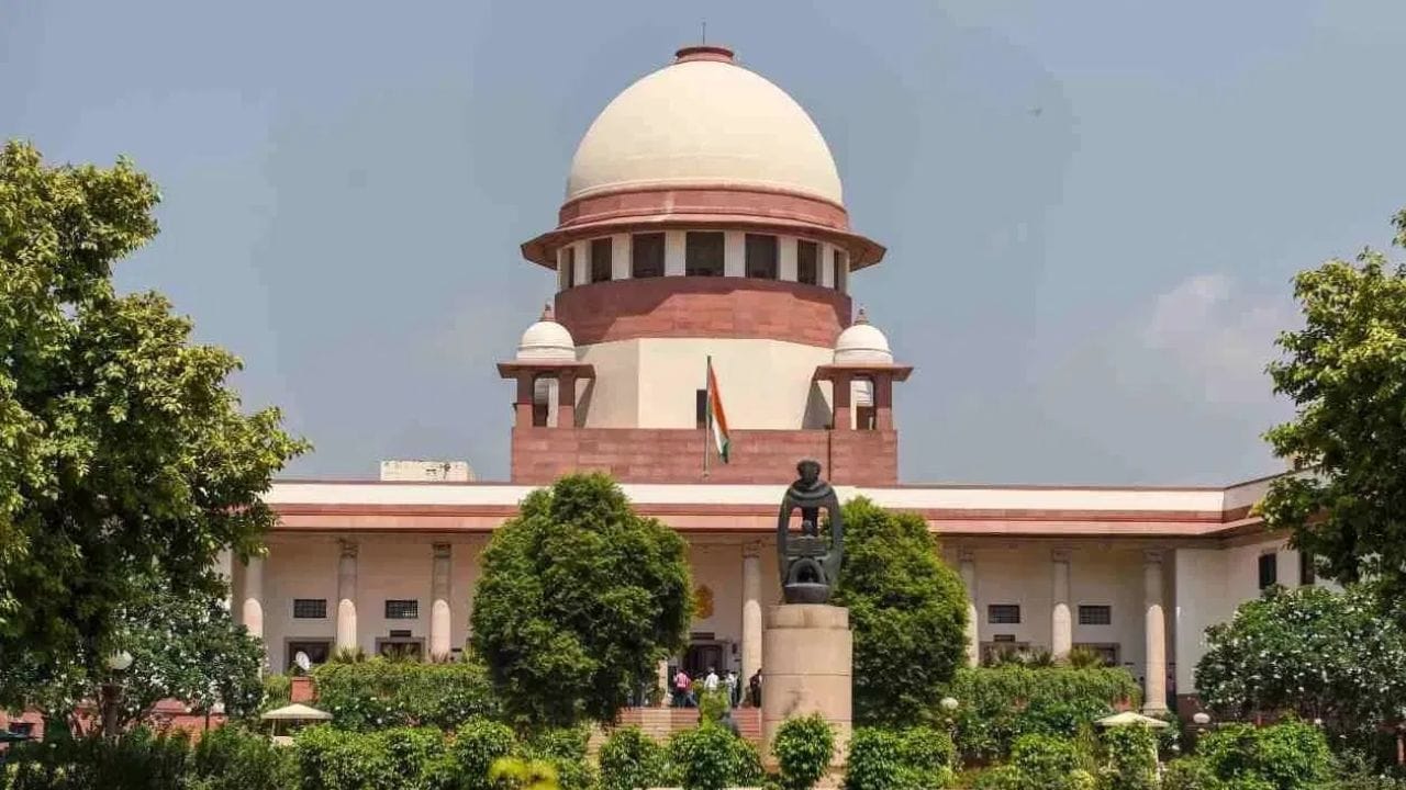 मोठी बातमी! शिवसेनेच्या वर्धापनदिनीच बंडखोरांविरोधात सुप्रीम कोर्टात याचिका, पिटिशन तडकाफडकी फेटाळली, कोर्टात नेमकं काय घडलं? मोठी बातमी! शिवसेनेच्या वर्धापनदिनीच बंडखोरांविरोधात सुप्रीम कोर्टात याचिका, पिटिशन तडकाफडकी फेटाळली, कोर्टात नेमकं काय घडलं?