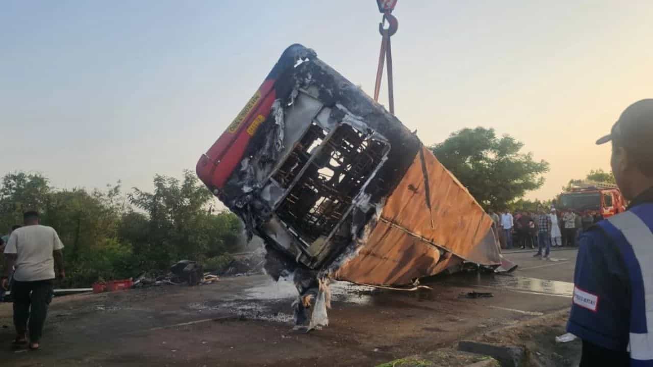 सुरत बस एसटी अपघात: मृतदेह जळाल्याने ओळख पटेना, डीएनएचे नमूने घेण्यात येणार...
