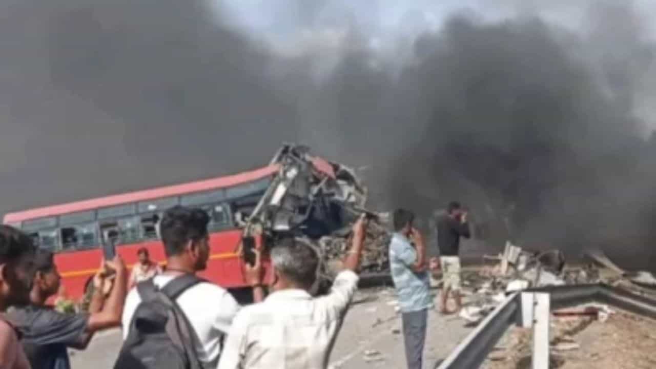 सुरत येथे दोन एसटी बसेसचा विचित्र अपघात, सात प्रवाशांचा मृ्त्यू