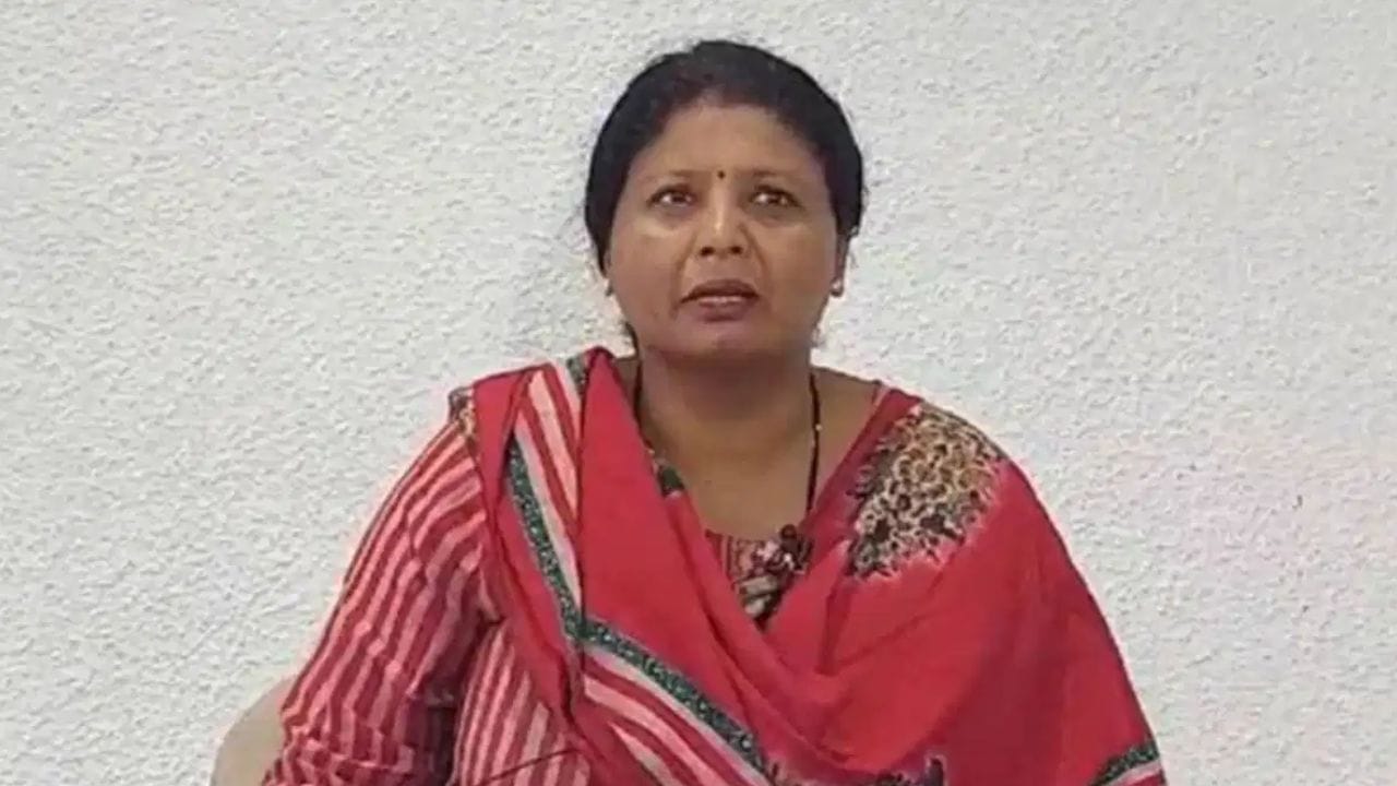 शिवसेना ठाकरे गटाचे खासदार वेगळा गट स्थापन करणार? सुषमा अंधारे यांची पहिली प्रतिक्रिया, कोणाला धरलं जबाबदार? शिवसेना ठाकरे गटाचे खासदार वेगळा गट स्थापन करणार? सुषमा अंधारे यांची पहिली प्रतिक्रिया, कोणाला धरलं जबाबदार?