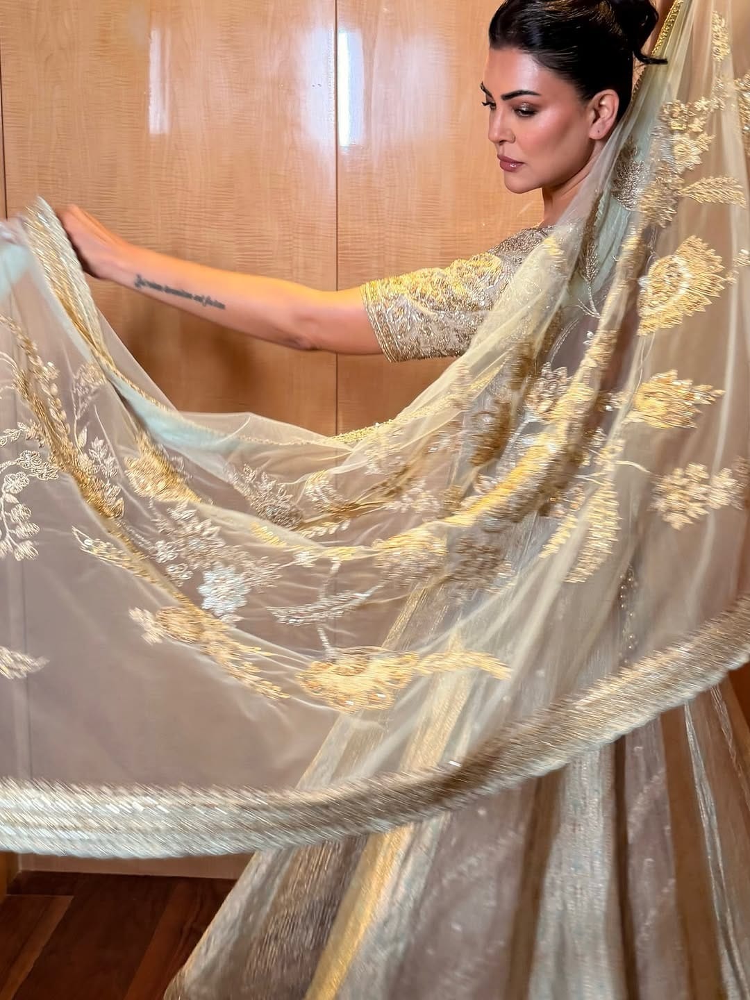 सुष्मिता सेन हिने बॉलिवूडमध्ये स्वतःची ओळख निर्माण केल्यानंतर अभिनेत्री ओटीटी प्लॅटफॉर्मवर देखील पदार्पण केलं. 'आर्या' आणि 'ताली' मुळे सुष्मिता प्रसिद्धी झोतात आली. आता अभिनेत्री काही खास फोटोंमुळे चर्चेत आली आहे.