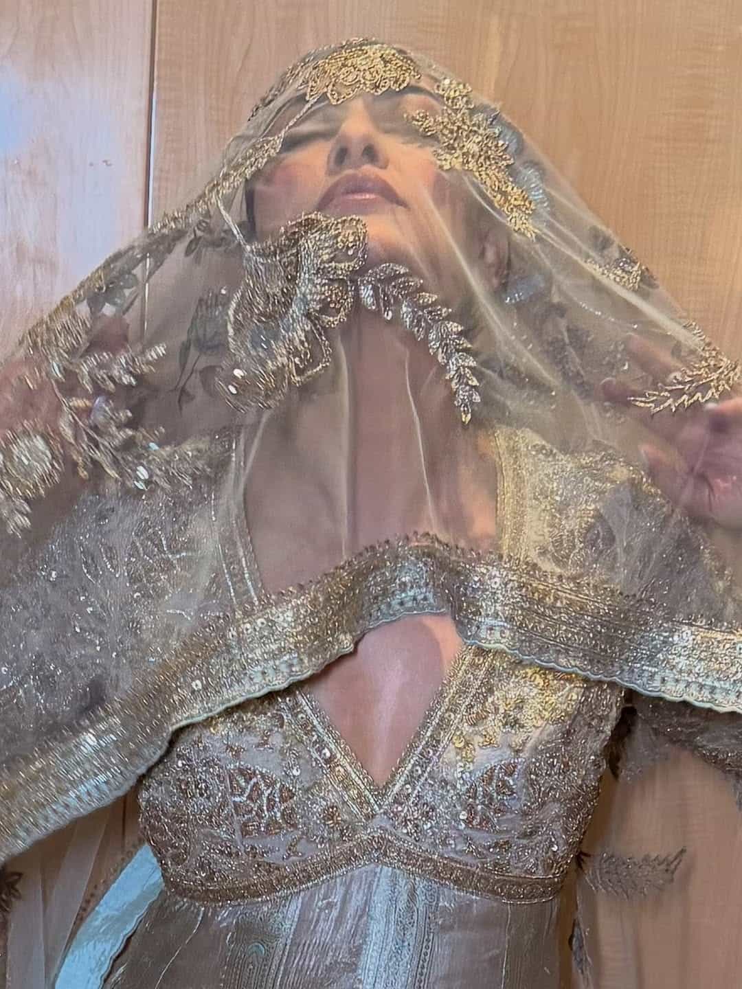 सध्या ज्या अभिनेत्रीचे फोटो सोशल मीडियावर व्हायरल होत आहेत ती अभिनेत्री दुसरी तिसरी कोणी नसून अभिनेत्री सुष्मिता सेन आहे. सुष्मिता हिने पारंपरिक लूकमध्ये काही फोटो पोस्ट केले आहे. अभिनेत्रीचं हटके फोटोशूट सध्या सोशल मीडियावर व्हायरल होत आहे.