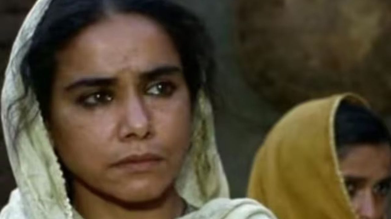 तमस - फाळणीची वेदना मांडणारा हा चित्रपट कालजयी या लेखक भीष्म साहनी यांच्या कांदबरीवर आधारित आहे. याचे दिग्दर्शन गोविंद निहलानी यांनी केले आहे. या चित्रपटावर आधी मालिका देखील आली होती. ओमपुरी,अमरिश पुरी आणि दीपा साही यांचा अभिनय यात आहे. याला IMDb वरील रेटिंग ८.९ आहे.