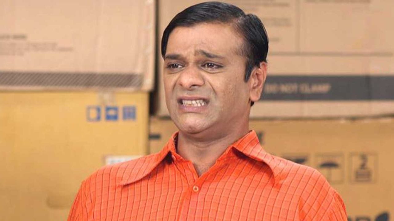 तन्मय वेकारिया हे अभिनय क्षेत्रात येण्याच्या आधी एका बँकेत नोकरी करीत होते. जेथे त्यांना महिन्याला केवळ ४ हजार रुपयांची सॅलरी मिळते. परंतू आज तन्मय ऊर्फ बागा 'तारक मेहता का उल्टा चष्मा' मालिकेसाठी मोठी बिदागी स्वीकारतात.