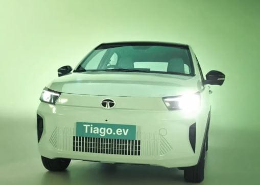 टाटा कंपनीने आपल्या इलेक्ट्रिक हॅचबॅक Tiago EV च्या फेसलिस्ट मॉडेलची बुकिंग सुरू केली आहे. आता टाटाने आपल्या या Tiago EV कारला आधुनिक स्वरुप दिले आहे. नवा लुक, मॉडर्न फिचर्स, आधुनिक तंत्रज्ञान वापरून ही कार तयार करण्यात आली आहे. 