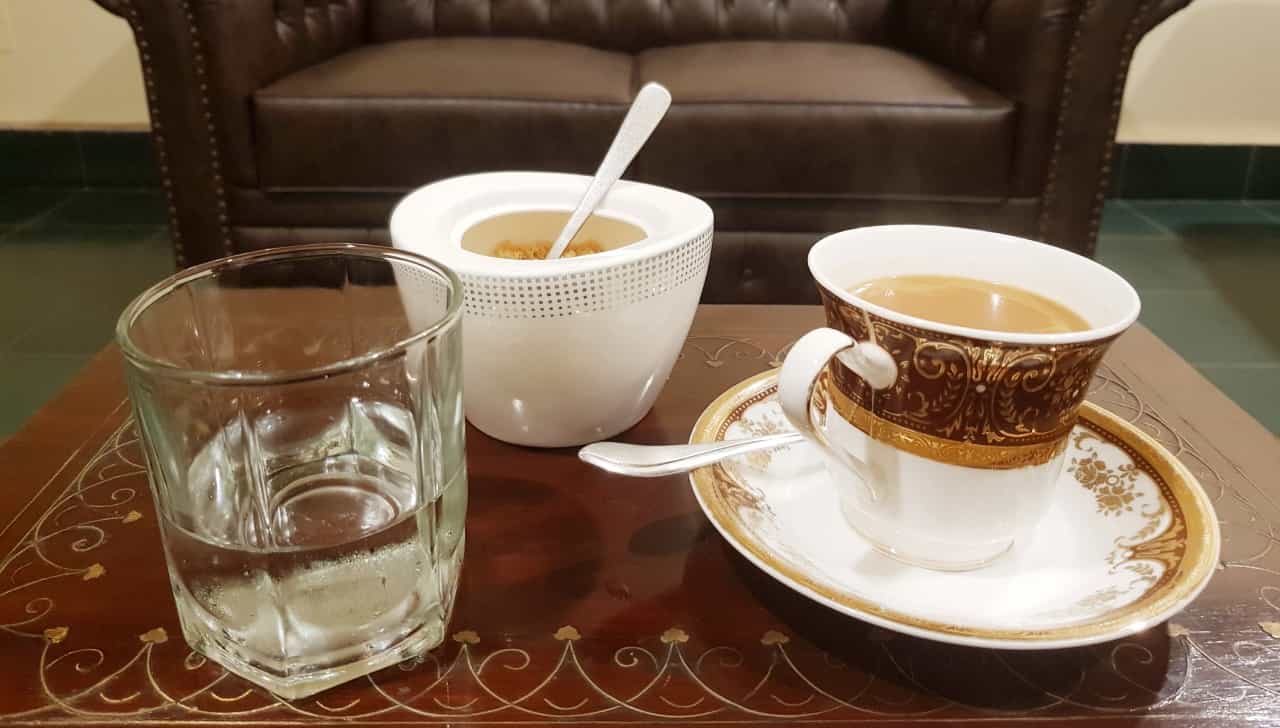 भारतात चहाशिवाय सकाळची सुरुवात होणे अशक्यच मानले जाते. अनेकांना अंथरुणातून उठल्याबरोबर बेड टी (Bed Tea) हवा असतो, तर काही जण ऑफिसमध्ये किंवा कामाच्या गडबडीत दिवसभर चहाचे कप रिकामे करत असतात. पण तुम्ही कधी विचार केला आहे का, की तुमच्या वयानुसार आणि आरोग्यानुसार तुम्ही दिवसाला नेमका किती चहा प्यायला पाहिजे?
