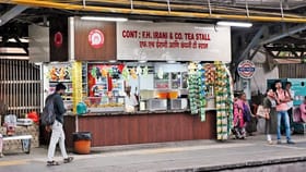 रेल्वे प्लॅटफॉर्मवर चहाचा स्टॉल असतो मग मेडिकल शॉप का नसते ?.