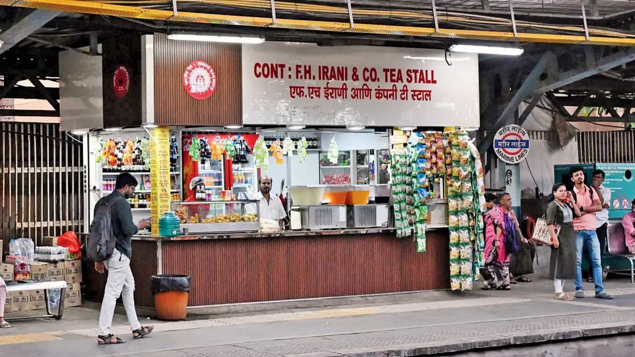 रेल्वे प्लॅटफॉर्मवर चहाचा स्टॉल असतो मग मेडिकल शॉप का नसते ? रेल्वेने दिले हे कारण
