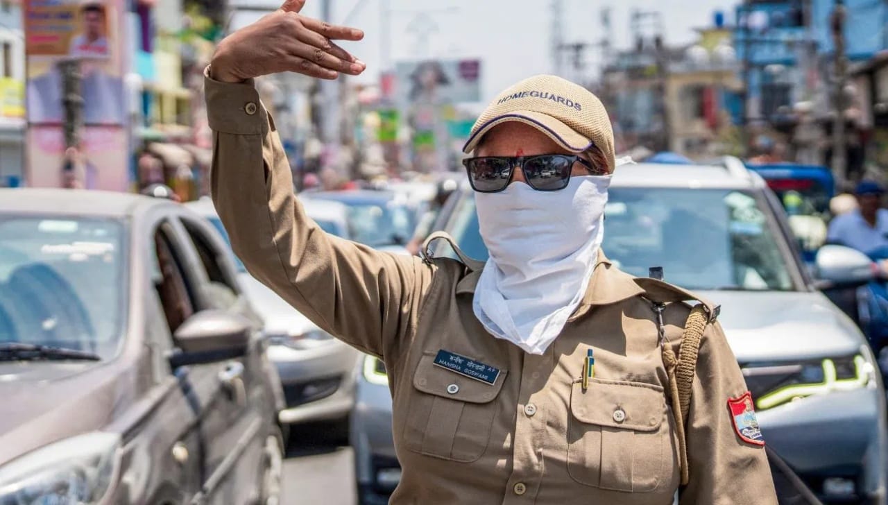 अनेकदा वाहनचालक वाहतूक नियमांचे उल्लंघन करतात. यानंतर ट्राफिकच्या चलनाकडे पूर्णपणे दुर्लक्ष करतात. बघू नंतर भरू ही अनेकांची मानसिकता असते. मात्र आता हीच मानसिकता एका फॉर्च्युनर कार मालकाला भलतीच महागात पडली आहे.