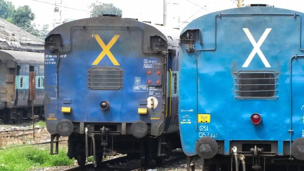 धुकं आणि अंधाऱ्या रात्री ठरतं उपयुक्त: हे 'X' चिन्ह अनेकदा चमकदार पिवळ्या किंवा पांढऱ्या रेडियम रंगाने रंगवलेलं असतं. म्हणजे अगदी मिट्ट काळोखात, अंधारात, किंवा मुसळधार पावसात अथवा धुक्यातही ते चिन्ह दुरूनही स्पष्टपणे दिसू शकतं. रात्रीच्या वेळी, या चिन्हाच्या खाली एक लाल दिवा चमकतो. हा दिवा मागून येणाऱ्या इतर गाड्यांबद्दल चालकांना सावध करतो.
