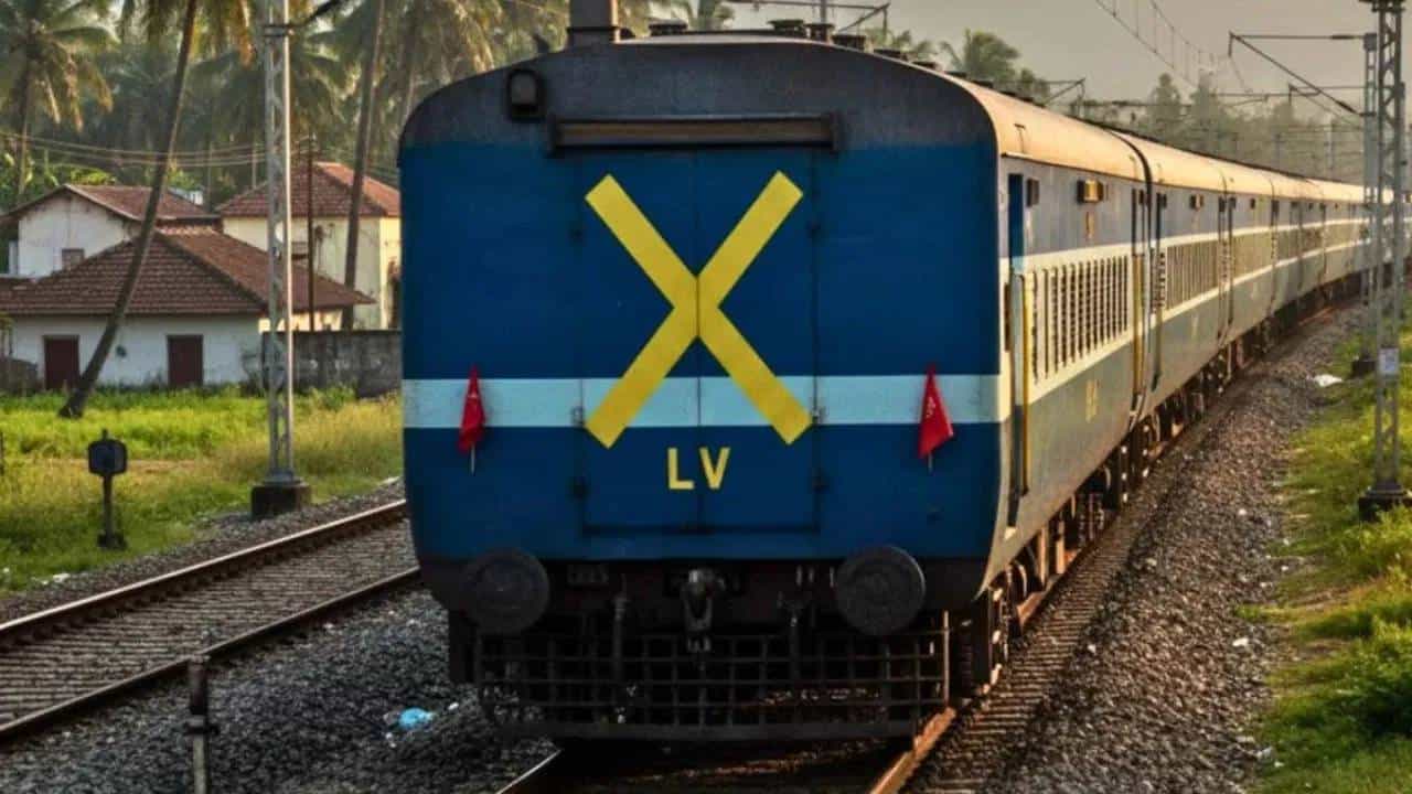 आपल्यापैकी बहुतांश लोकांनी कधी ना कधी भारतीय रेल्वेने प्रवास केला असेल. पण प्रत्येक ट्रेनच्या शेवटच्या डब्यावर एक मोठे 'X' चिन्ह का असतं, याचा तुम्ही कधी विचार केला आहे का? अगदी रोज लोकल किंवा एक्सप्रेस ट्रेनमध्ये जागेसाठी धक्काबुक्की करणाऱ्या प्रवाशांनाही यामागील खरे कारण माहीत नसते. हे केवळ एक डिझाइन आहे असं समजून बहुतेक लोक याकडे दुर्लक्ष करतात.