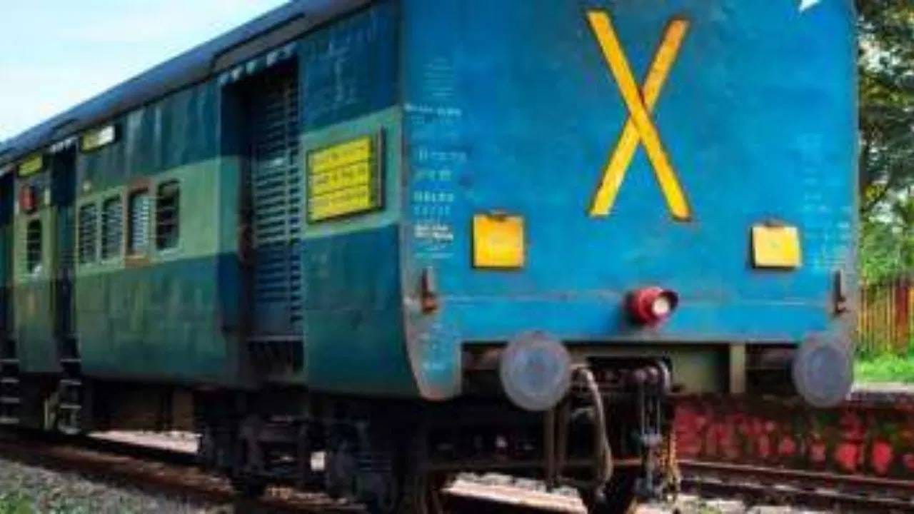 या चिन्हाचं मुख्य कार्य म्हणजे, स्टेशन मास्तर आणि ट्रॅकमन यांसारख्या रेल्वे कर्मचाऱ्यांना, संपूर्ण ट्रेन स्टेशन किंवा ट्रॅक सुरक्षितपणे पुढे गेली आहे, हे कळवणे हे असतं. जर शेवटच्या डब्यावर 'X' चिन्ह दिसत असेल, तर याचा अर्थ असा होतो की कोणताही डबा मागे राहिलेला नाही.