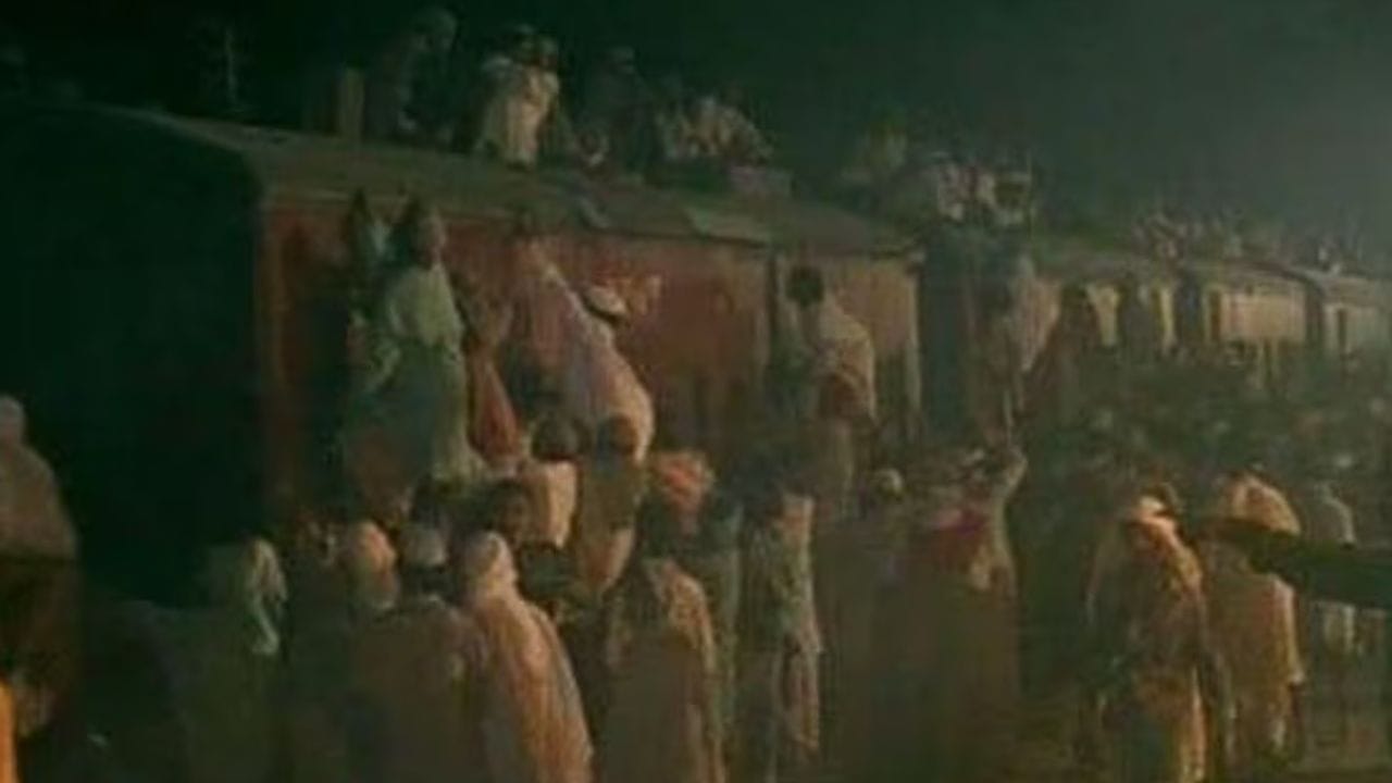 ट्रेन टू पाकिस्तान - भारत पाक सीमेवरील मनो माजरा या काल्पनिक गावाची ही कहाणी आहे. शीख आणि मुस्लीमातील संघर्ष यात पाहायसला मिळतो. या चित्रपटाला IMDb वर ६.५ रेटिंग आहे.